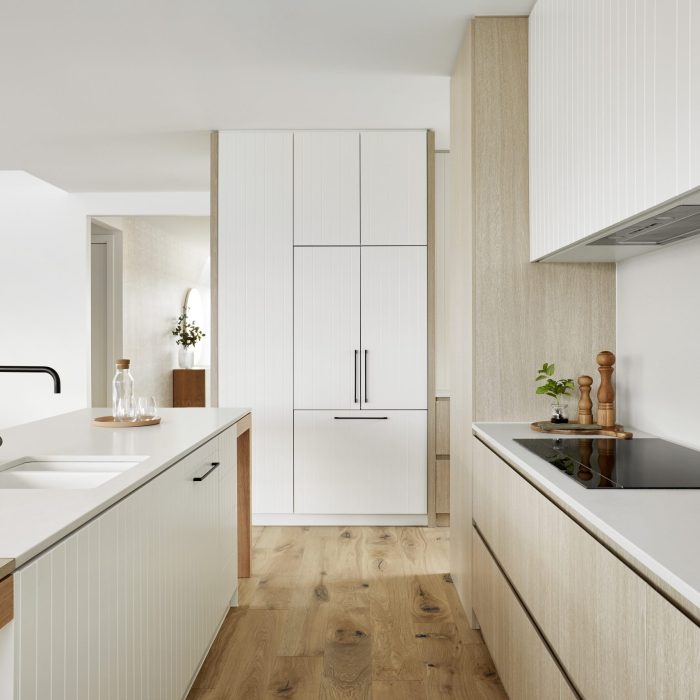 Kaunis keittiö kalustettu modernisti - Remontti Oulu